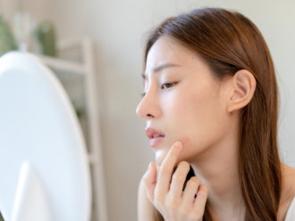 「剃る」より「抜く」が正解？フェイシャルワックスで肌リズムを整える美肌術